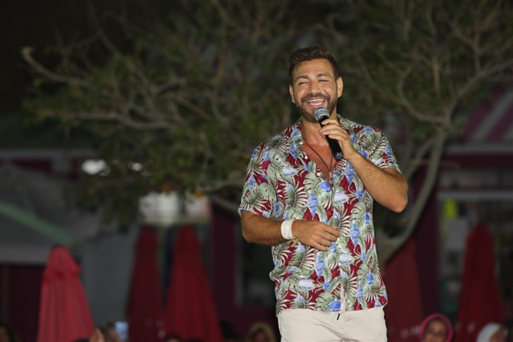 ايوان في حفل كامل العدد في لافام ماربنا ايوان في حفل كامل العدد في لافام ماربنا