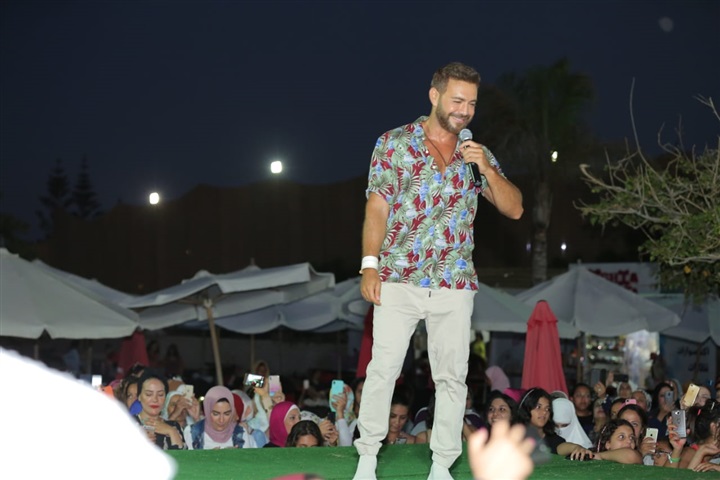 ايوان في حفل كامل العدد في لافام ماربنا ايوان في حفل كامل العدد في لافام ماربنا