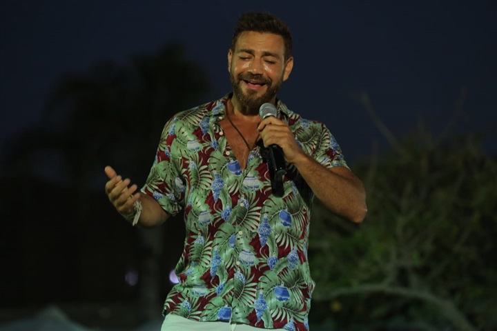 ايوان في حفل كامل العدد في لافام ماربنا ايوان في حفل كامل العدد في لافام ماربنا