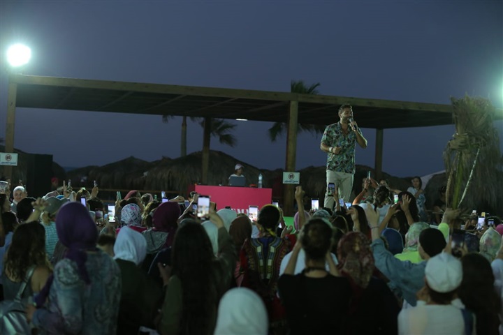 ايوان في حفل كامل العدد في لافام ماربنا ايوان في حفل كامل العدد في لافام ماربنا