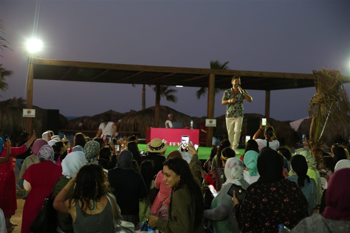ايوان في حفل كامل العدد في لافام ماربنا ايوان في حفل كامل العدد في لافام ماربنا