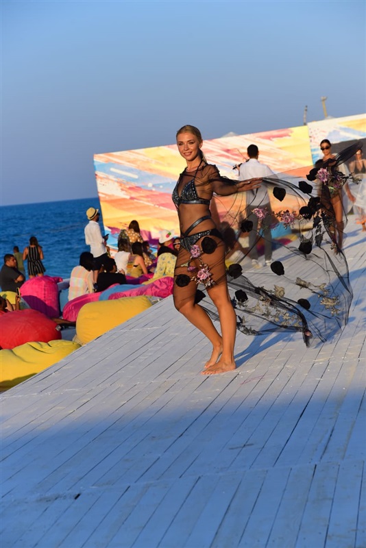  بالصور .. نجوى زهران" تبهر جمهورها في عرض أزياء فريد على شاطئ البحر