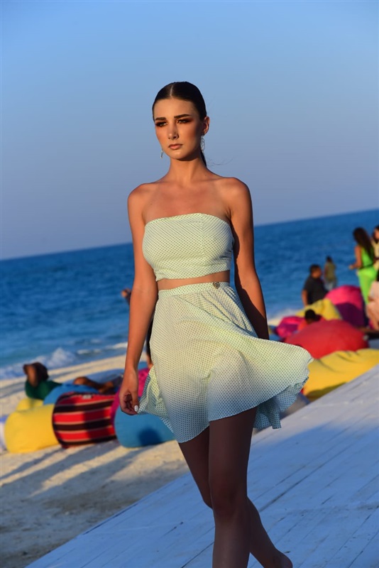  بالصور .. نجوى زهران" تبهر جمهورها في عرض أزياء فريد على شاطئ البحر