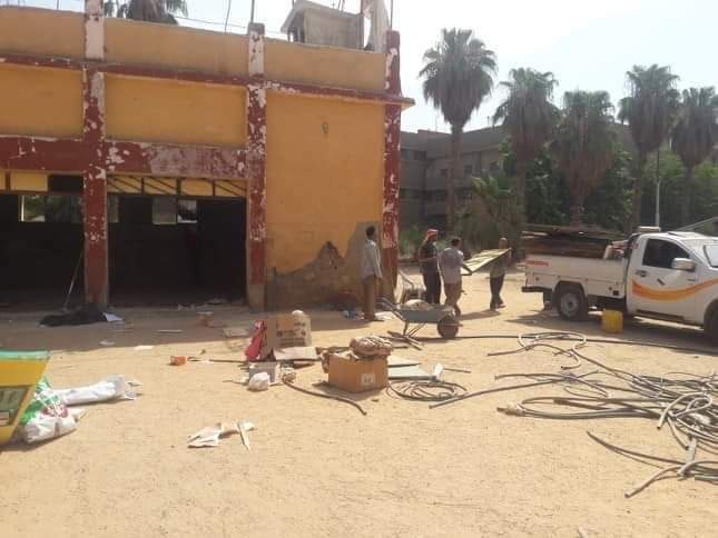 بدء هدم المباني القديمة بمركز شباب منفلوط تهميدًا لأعمال التطوير