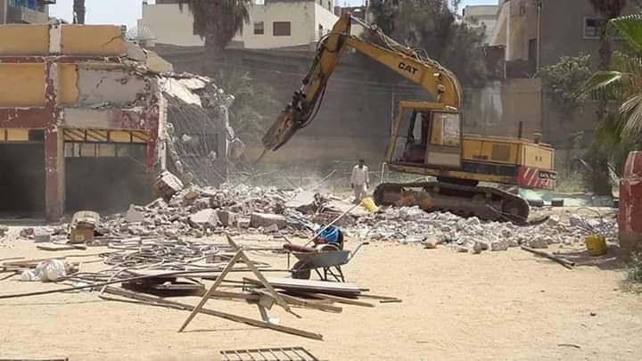 بدء هدم المباني القديمة بمركز شباب منفلوط تهميدًا لأعمال التطوير