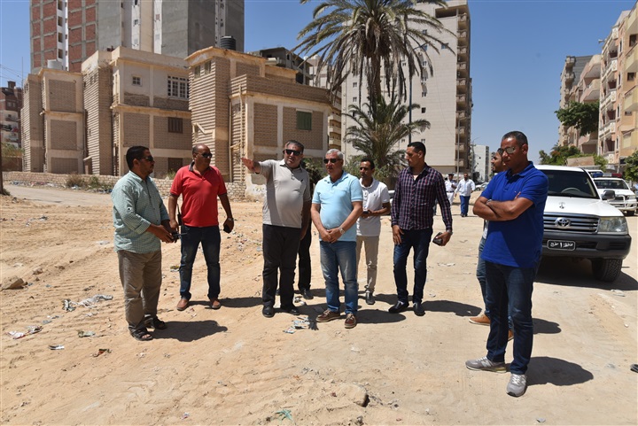 محافظ مطروح يتفقد منطقة باب البحر ويتابع تمهيد الطريق وازدواجه حتى طريق الأمل الجديد