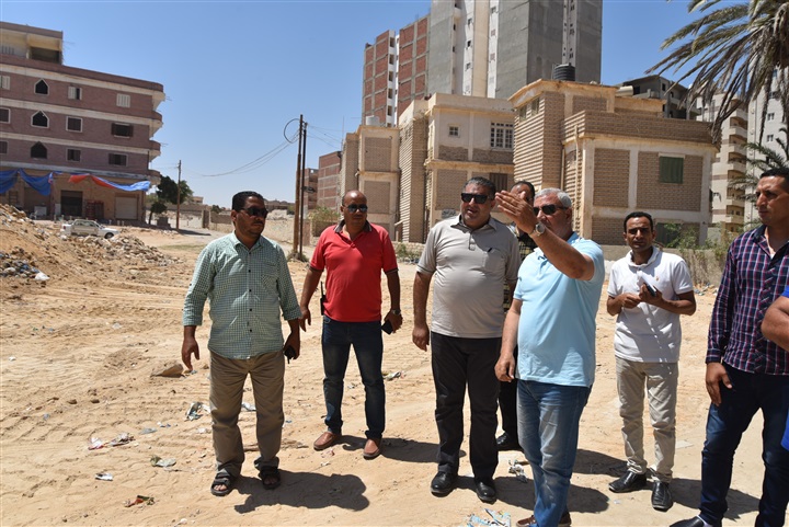 محافظ مطروح يتفقد منطقة باب البحر ويتابع تمهيد الطريق وازدواجه حتى طريق الأمل الجديد