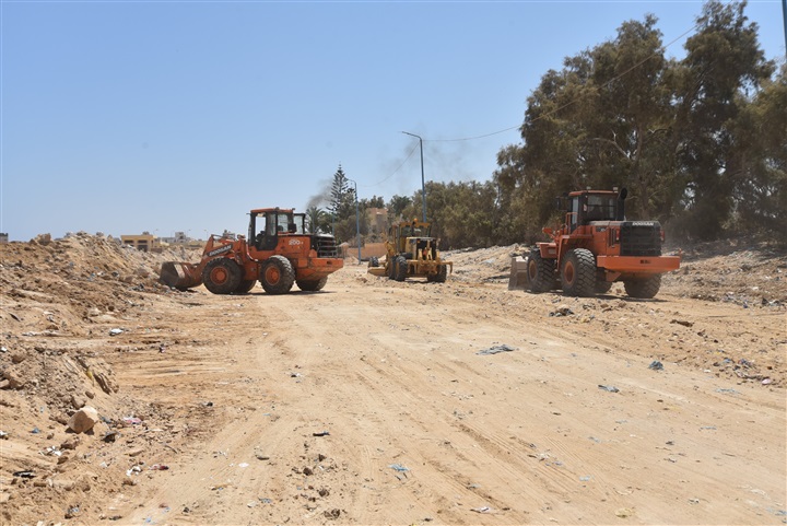 محافظ مطروح يتفقد منطقة باب البحر ويتابع تمهيد الطريق وازدواجه حتى طريق الأمل الجديد