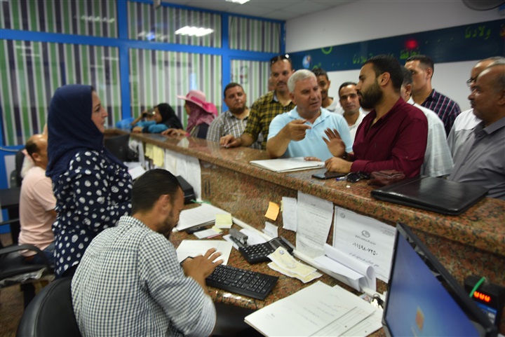 محافظ مطروح يتابع شكوى مواطنة من ملوحة المياه بالعقار القاطنة به