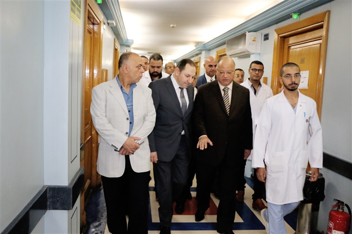 محافظ القاهرة يتفقد مصابى حادث معهد الأورام