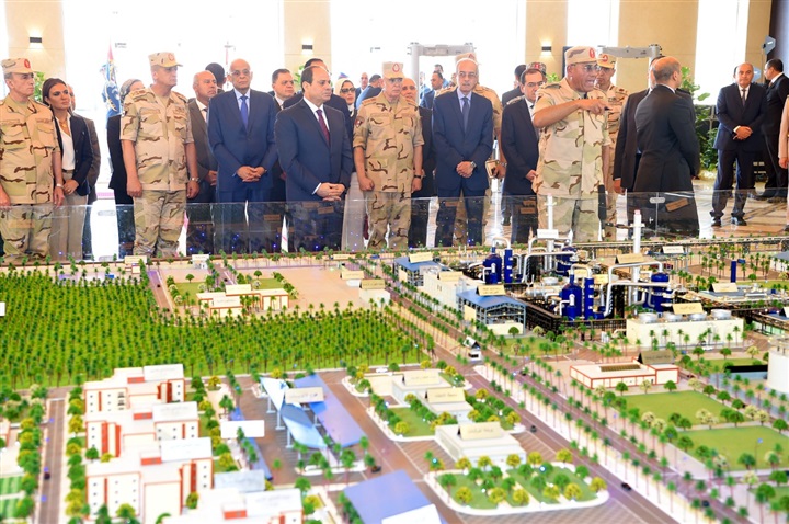صور.. زيارة الرئيس السيسي لمصانع الأسمدة بالعين السخنة