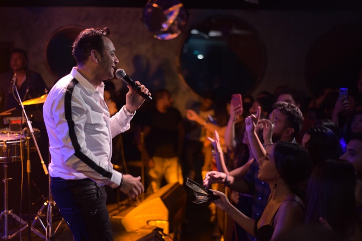 بالصور.. مصطفى قمر يتألق فى "cairo Jazz" ويحتفل مع جمهوره بألبومه الجديد "ضحكت ليا" بالصور.. مصطفى قمر يتألق فى "cairo Jazz" ويحتفل مع جمهوره بألبومه الجديد "ضحكت ليا"