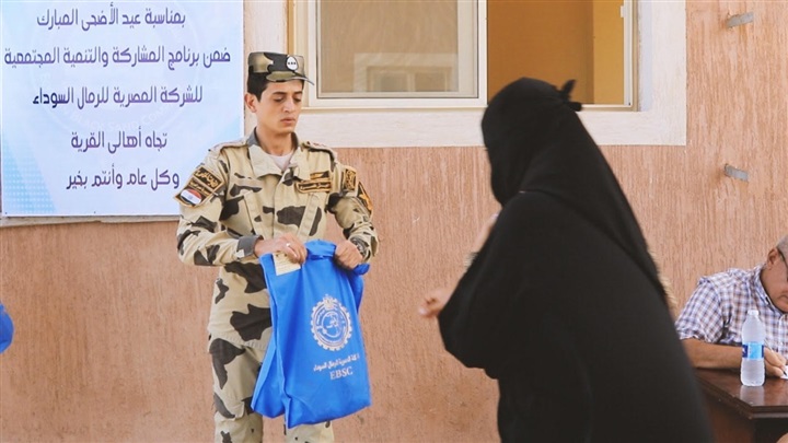 شركة الرمال السوداء توزع لحوم أضاحي لأهالى قرية الشهابية بالبرلس