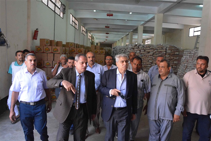 استعدادا لعيد الأضحى المبارك.. محافظ المنيا يتفقد فرع الشركة المصرية للسلع الغذائية بمركزين