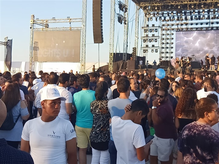 توافد الجمهور إلى حفلة النجمة العالمية جينفر لوبيز توافد الجمهور إلى حفلة النجمة العالمية جينفر لوبيز