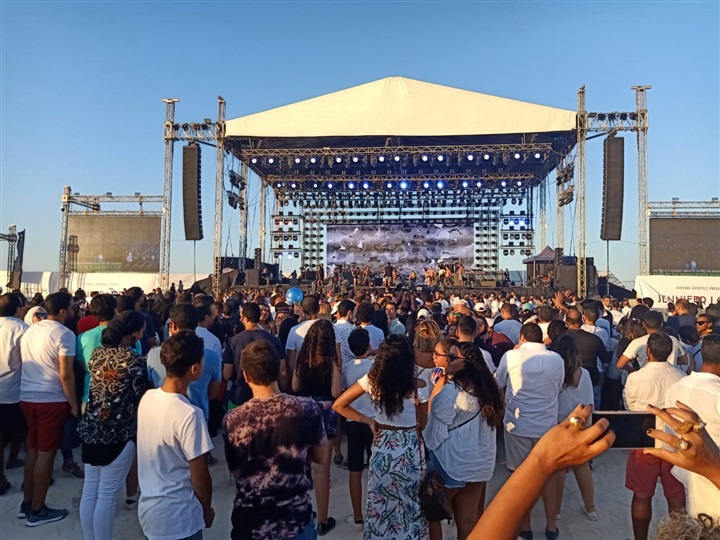 توافد الجمهور إلى حفلة النجمة العالمية جينفر لوبيز توافد الجمهور إلى حفلة النجمة العالمية جينفر لوبيز