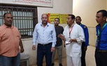 وكيل صحة القليوبية يكرم فرد أمن سلم حقيبة بها ٤٠ ألف جنيه لصاحبها 