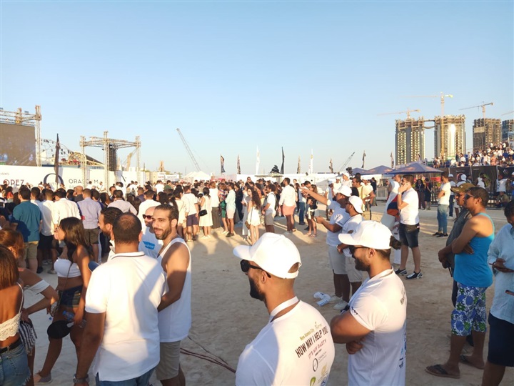 توافد الجمهور إلى حفلة النجمة العالمية جينفر لوبيز توافد الجمهور إلى حفلة النجمة العالمية جينفر لوبيز