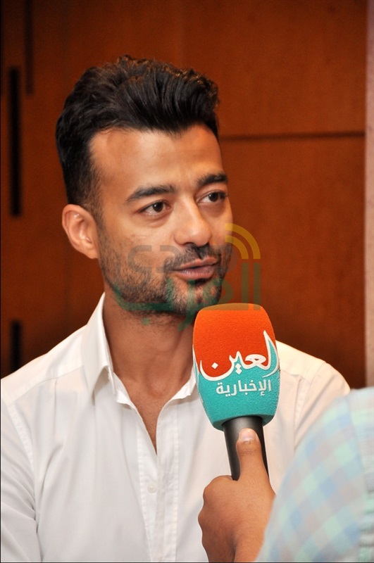 هيثم شاكر يحتفل بمعرفة قديمة وسط وسائل الاعلام المختلفة هيثم شاكر يحتفل بمعرفة قديمة وسط وسائل الاعلام المختلفة