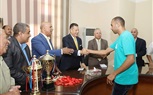 محافظ بني سويف يكرم المتميزين رياضياً من نادي متحدي الإعاقة 