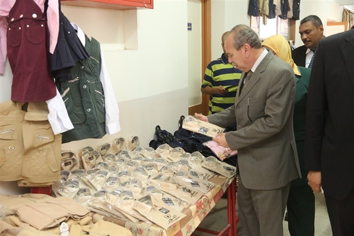 بالصور.. ضمن مبادرة حياة كريمة.. 10 ألاف قطعة ملابس بالمجان في معرض مدرسي بكفر الشيخ