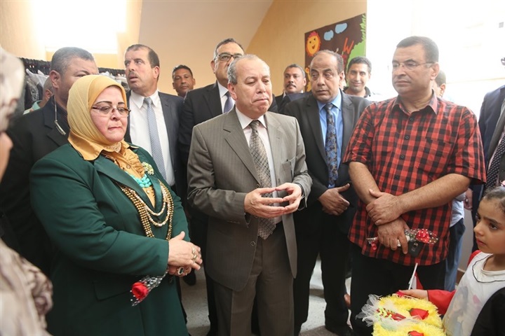 بالصور.. ضمن مبادرة حياة كريمة.. 10 ألاف قطعة ملابس بالمجان في معرض مدرسي بكفر الشيخ