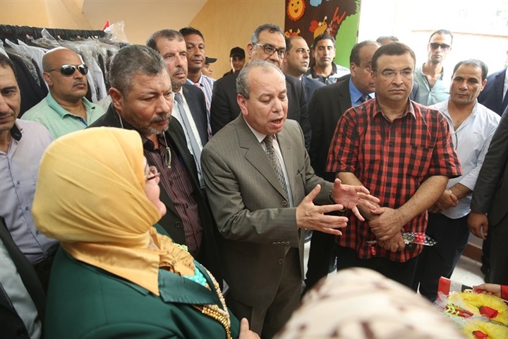 بالصور.. ضمن مبادرة حياة كريمة.. 10 ألاف قطعة ملابس بالمجان في معرض مدرسي بكفر الشيخ