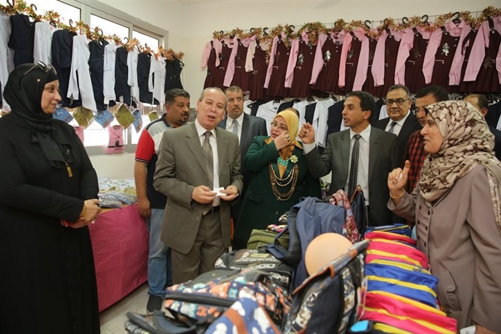 بالصور.. ضمن مبادرة حياة كريمة.. 10 ألاف قطعة ملابس بالمجان في معرض مدرسي بكفر الشيخ