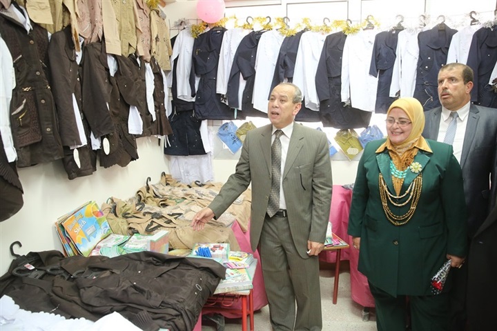 بالصور.. ضمن مبادرة حياة كريمة.. 10 ألاف قطعة ملابس بالمجان في معرض مدرسي بكفر الشيخ