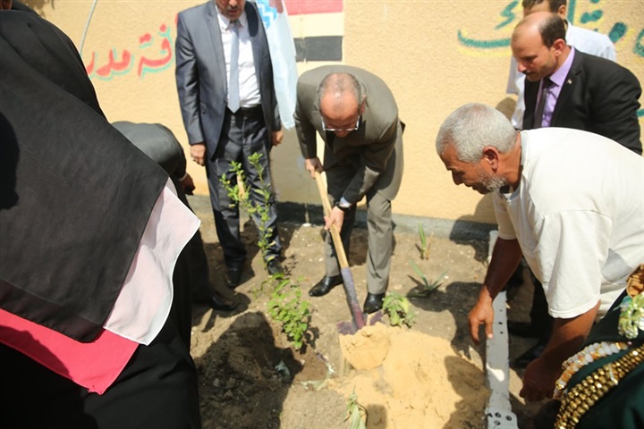 بالصور.. محافظ كفر الشيخ يزرع الأشجار بمدرسة سيدي طلحة الإبتدائية 
