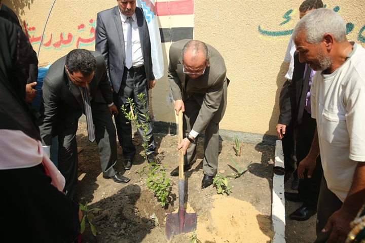 بالصور.. محافظ كفر الشيخ يزرع الأشجار بمدرسة سيدي طلحة الإبتدائية 