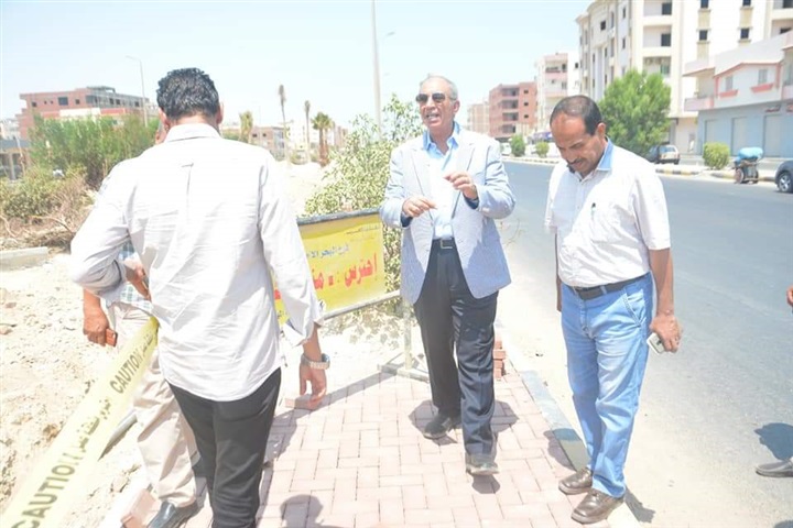 محافظ البحر الأحمر يتفقد أعمال رفع الكفاءة والتطوير بطريق الحجاز بالغردقة 