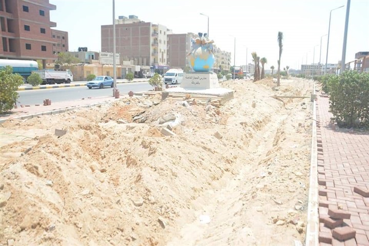 محافظ البحر الأحمر يتفقد أعمال رفع الكفاءة والتطوير بطريق الحجاز بالغردقة 
