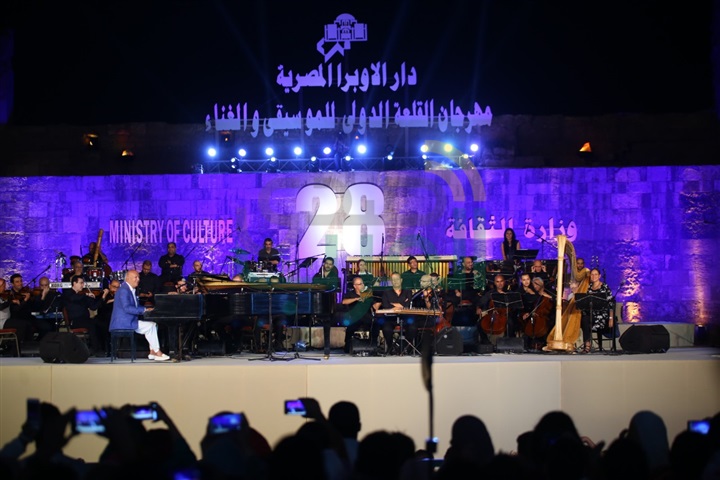 بالصور.. عمر خيرت يختتم حفلات مهرجان القلعه للموسيقي والغناء بالصور.. عمر خيرت يختتم حفلات مهرجان القلعه للموسيقي والغناء