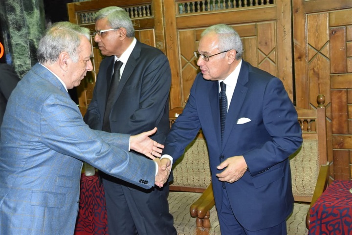 شاهد.. وزراء سابقين وحاليين يشاركون عزاء عم هشام زعزوع وزير السياحة الأسبق شاهد.. وزراء سابقين وحاليين يشاركون عزاء عم هشام زعزوع وزير السياحة الأسبق
