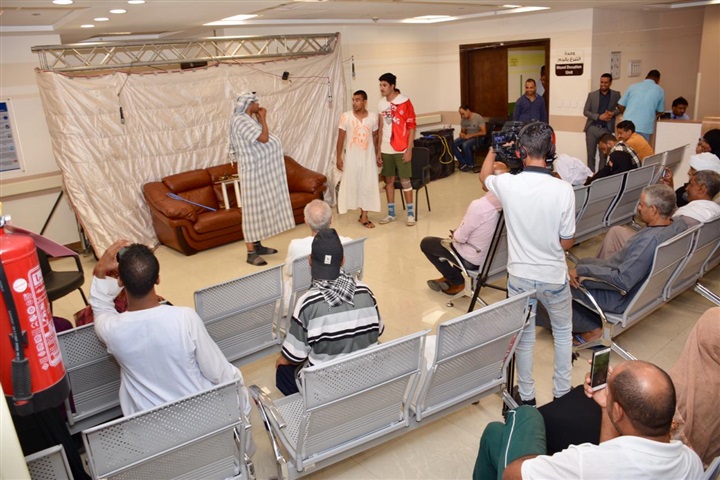 فريق "تياترو الصعيد" المسرحي بالأقصر يشاركون في مبادرة "إرسم ضحكة" لمرضي السرطان في مستشفي شفاء الأورمان بالأقصر