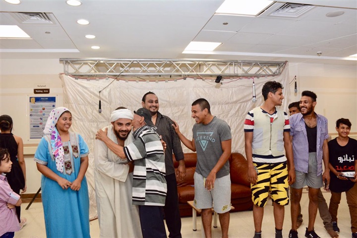 فريق "تياترو الصعيد" المسرحي بالأقصر يشاركون في مبادرة "إرسم ضحكة" لمرضي السرطان في مستشفي شفاء الأورمان بالأقصر فريق "تياترو الصعيد" المسرحي بالأقصر يشاركون في مبادرة "إرسم ضحكة" لمرضي السرطان في مستشفي شفاء الأورمان بالأقصر