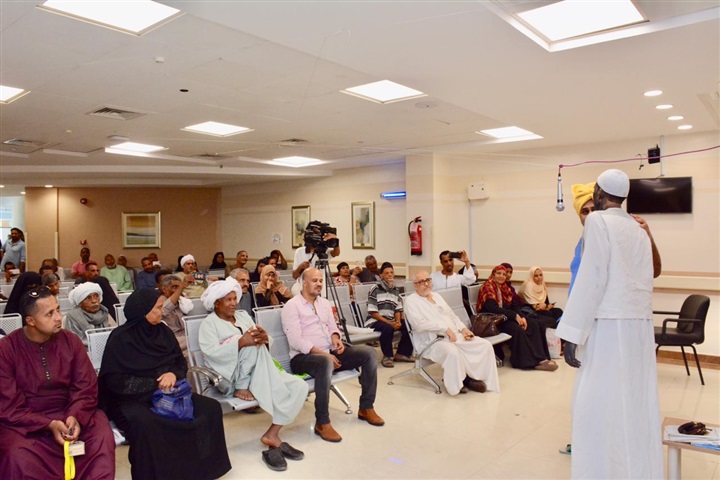 فريق "تياترو الصعيد" المسرحي بالأقصر يشاركون في مبادرة "إرسم ضحكة" لمرضي السرطان في مستشفي شفاء الأورمان بالأقصر فريق "تياترو الصعيد" المسرحي بالأقصر يشاركون في مبادرة "إرسم ضحكة" لمرضي السرطان في مستشفي شفاء الأورمان بالأقصر