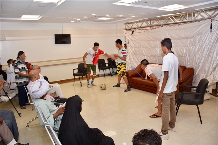 فريق "تياترو الصعيد" المسرحي بالأقصر يشاركون في مبادرة "إرسم ضحكة" لمرضي السرطان في مستشفي شفاء الأورمان بالأقصر فريق "تياترو الصعيد" المسرحي بالأقصر يشاركون في مبادرة "إرسم ضحكة" لمرضي السرطان في مستشفي شفاء الأورمان بالأقصر