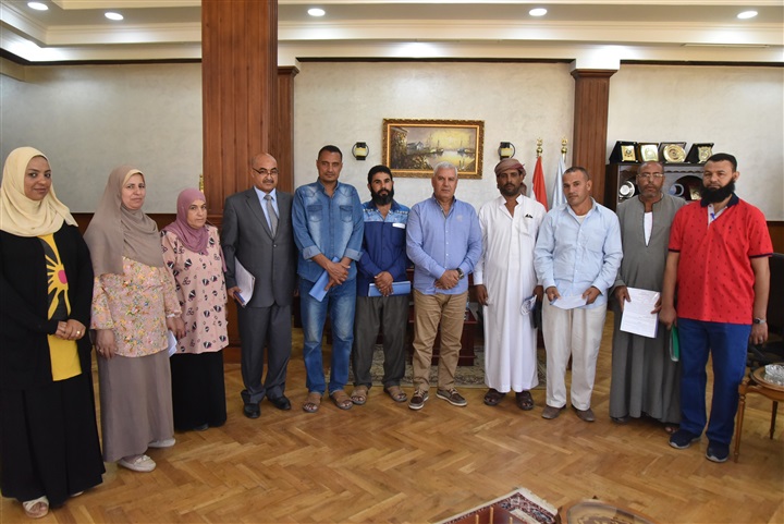 محافظ مطروح: التوقيع على 19 عقد تقنين مبانى وتسليمها لاصحابها بالعلمين