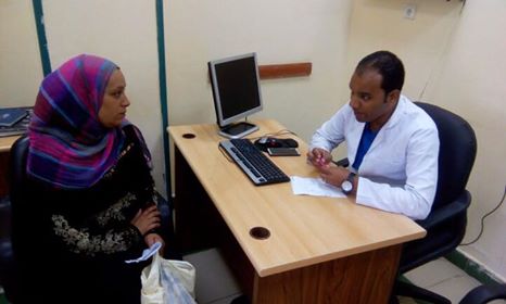 الداخلية تواصل توقيع الكشف الطبى على المرضى وصرف الأدوية اللازمة لهم بالمجان بمستشفيات الشرطة
