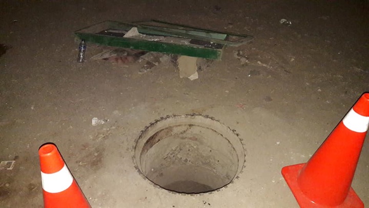 انتشال جثة طفل لقي مصرعه داخل بالوعة صرف صحي أمام نادي الطالبية