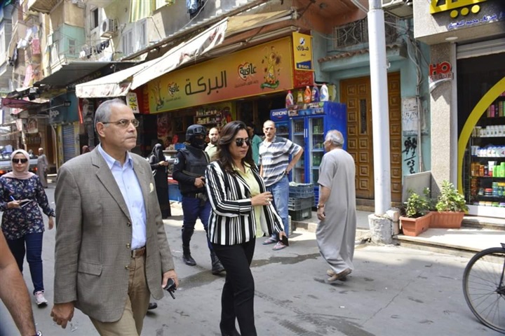 محافظ دمياط تتجول بشارع الشرباصى وتتواصل مع المواطنين للتعرف على مشاكلهم