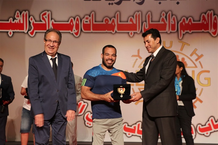 وزير الشباب والرياضة يكرم أبطال البارالمبية وذوي القدرات بالتنسيق مع جامعة مصر للعلوم والتكنولوجيا 