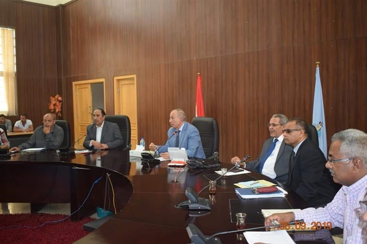 محافظ البحر الأحمر يناقش تطوير العشوائيات وتقنين وضع اليد