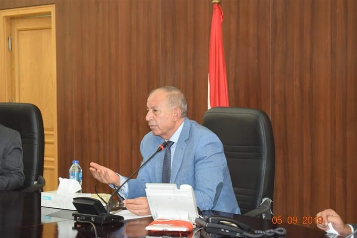 محافظ البحر الأحمر يناقش تطوير العشوائيات وتقنين وضع اليد