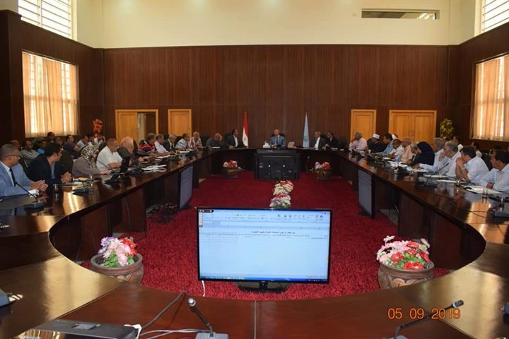 محافظ البحر الأحمر يناقش تطوير العشوائيات وتقنين وضع اليد