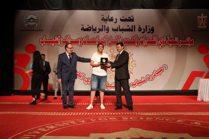 وزير الشباب والرياضة يكرم أبطال البارالمبية وذوي القدرات بالتنسيق مع جامعة مصر للعلوم والتكنولوجيا 
