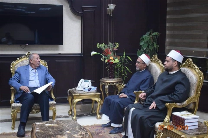 محافظ البحر الأحمر يلتقي رئيس لجنة الفتوي بالمحافظة