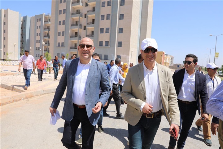 محافظ سوهاج ووزير الأسكان يتفقدان مشروعات الإسكان بمدينة سوهاج الجديدة